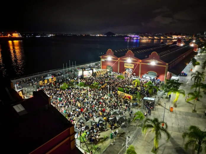 Público no Píer Mauá, no Rio de Janeiro, durante edição anterior do Mondial de la Bière (Crédito: Divulgação)