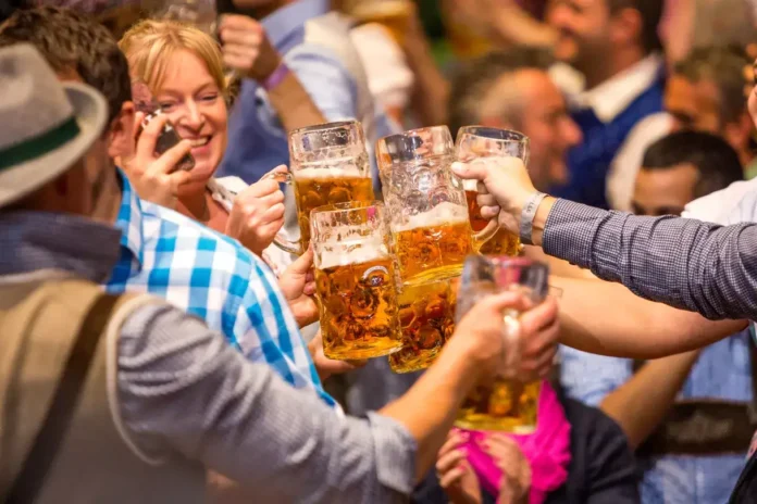 Apesar do preço alto da cerveja na Oktoberfest de Munique, correção do último ano foi uma das menores da série histórica: apenas 2,4% (Crédito: Mónica Garduño / muenchen.de)