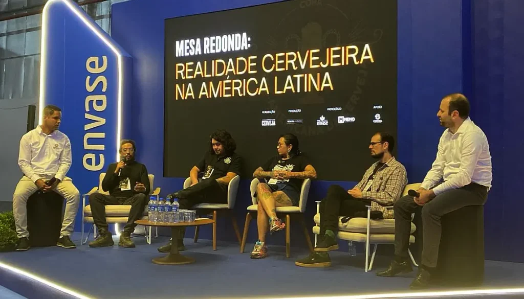 Mesa-redonda sobre o setor cervejeiro na América Latina durante a feira Envase este ano em Bento Gonçalves (Crédito: Divulgação)