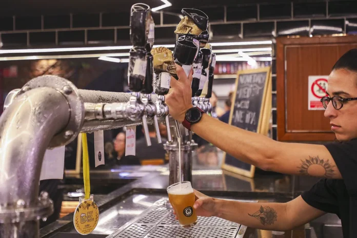 Nove cervejarias artesanais já ocupam prédios históricos revitalizados na Rua da Cerveja, no Centro do Rio, em modelo brewpub — sete já estão de portas abertas (Crédito: Marco Antonio / Divulgação / Prefeitura do Rio de Janeiro)