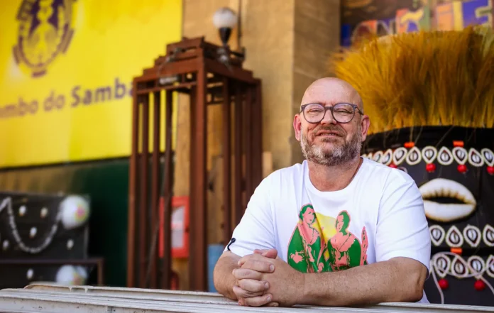 Luiz Antonio Simas explica por que botequins, festas e cerveja ajudam a contar uma história brasileira construída nas brechas da exclusão e aponta a Primeira República como o momento decisivo dessa cultura urbana (Crédito: Beta Bernardo / Divulgação)