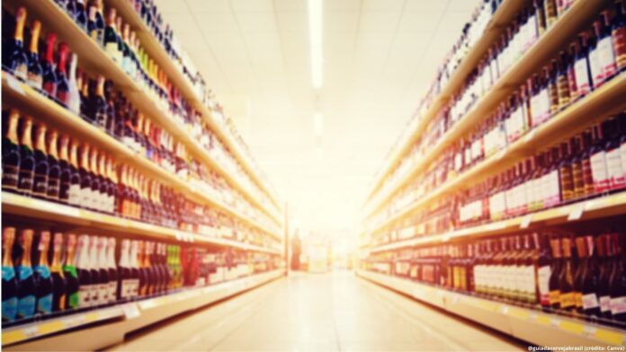 Com a cerveja no Japão ficando mais barata, supermercados aproveitaram para promover suas marcas próprias cortando o preço além do desconto tributário (Crédito: Canva.com)