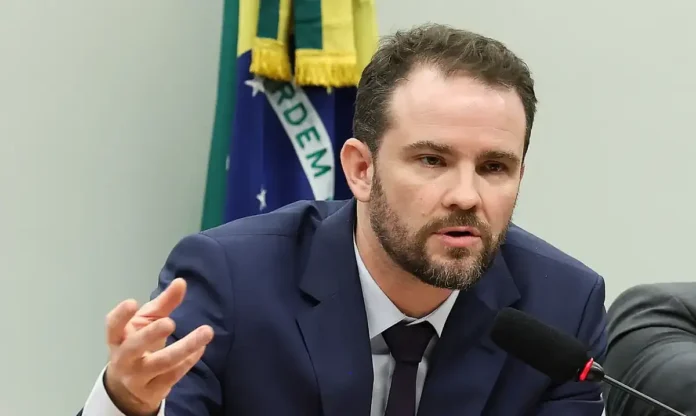 O ministro da Fazenda, Dario Durigan, afirmou que o governo federal pretende enviar ao Congresso Nacional, após o segundo turno das eleições, a medida provisória (MP) que estabelecerá as alíquotas do Imposto Seletivo (Crédito: Lula Marques/ Agência Brasil)