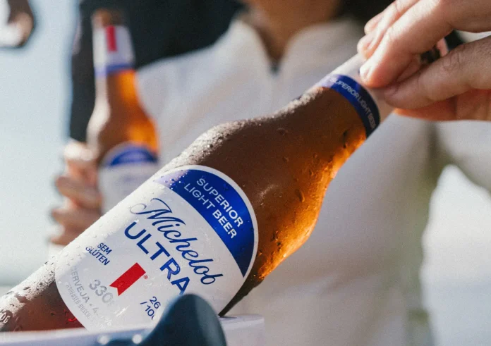 Michelob Ultra foi um dos destaques do balanço, com crescimento de quase 6 vezes. Stella Artois Pure Gold cresceu quase 3 vezes (Crédito: Divulgação)
