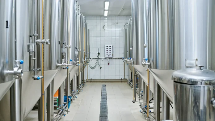Cervejaria com tanques de inox; o Imposto Seletivo substituirá o IPI sobre bebidas alcoólicas a partir de 2027