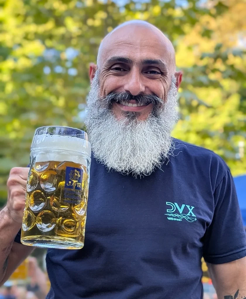 Wagner Falci, cofundador e cervejeiro da Daoravida, de Campinas (SP), foi premiado no World Beer Cup com medalha de ouro pela Terminus 2026, cerveja maturada em barril de castanheira (Crédito: Arquivo Pessoal)